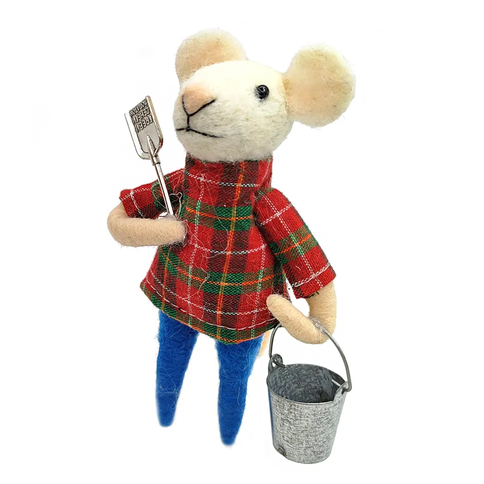 ORN WOOL MOUSE HOLDING A SHOVEL & BUCKET 3″ BLUE/PLAID